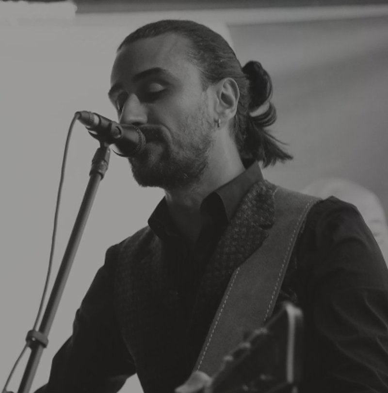 Stavre Iliev – Gesang und Gitarre bei VELVET Irish Folk